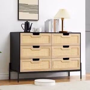 Comodino con cassetti, mobiletto laterale, versatile, capiente, colore nero, realizzato in pannelli di legno (MDF/compensato), con rivestimento in rattan PE resistente agli agenti atmosferici / intreccio viennese.
