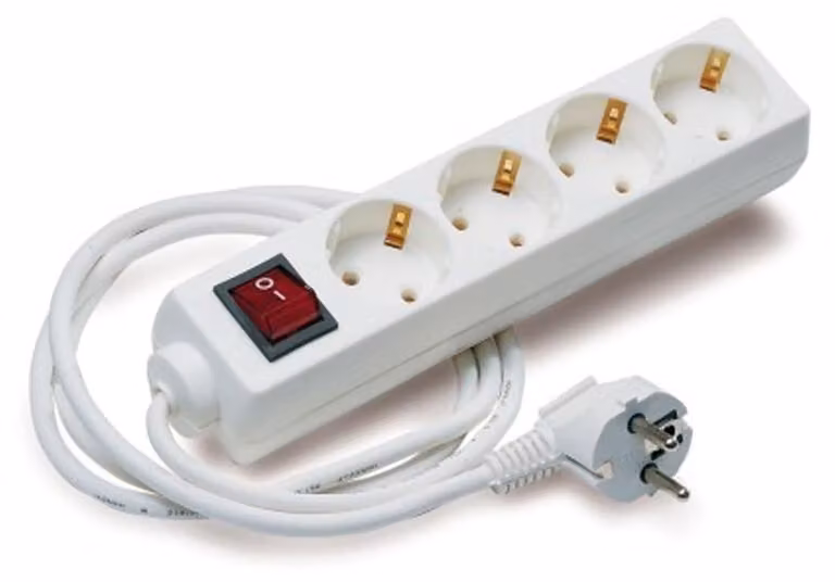 Base a 4 prese con protezione, cavo da 1,5 metri, con interruttore, per un utilizzo sicuro in ambienti elettrici