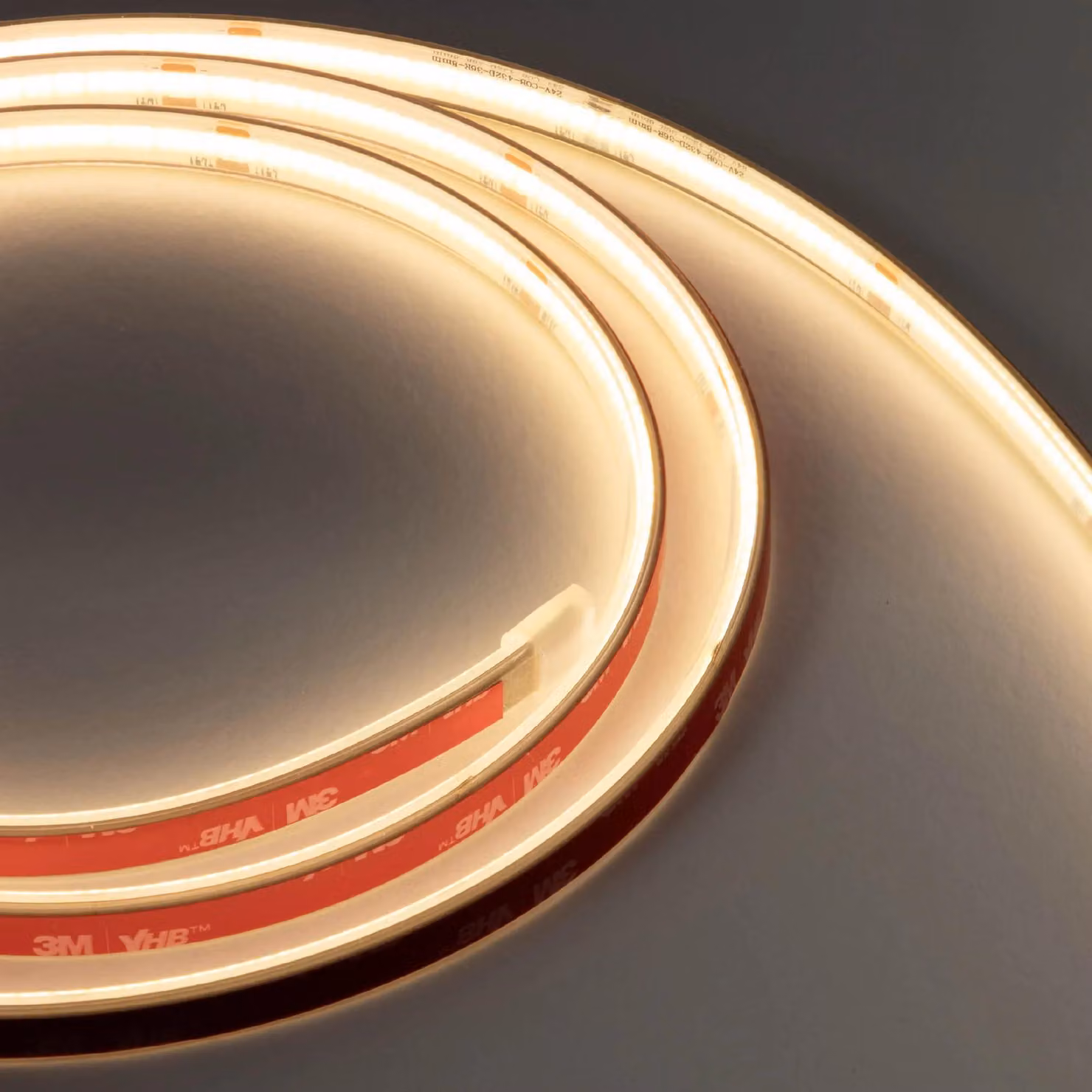 ARELUX XSOLIS, grado di protezione IP67, 24V, 10W/metro, 5 metri, 352 LED/metro, luce bianca calda (2700K)