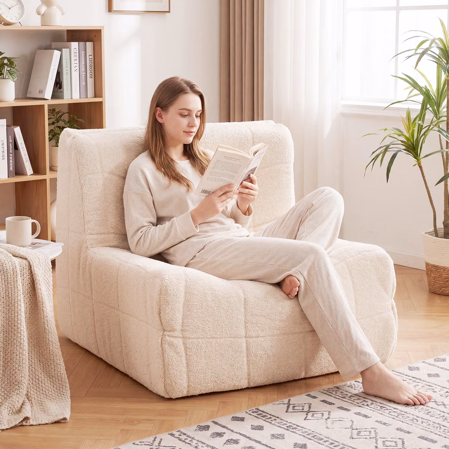Divano da pavimento Costway in tessuto bouclé beige con design trapuntato e poltrona da lettura imbottita per soggiorno