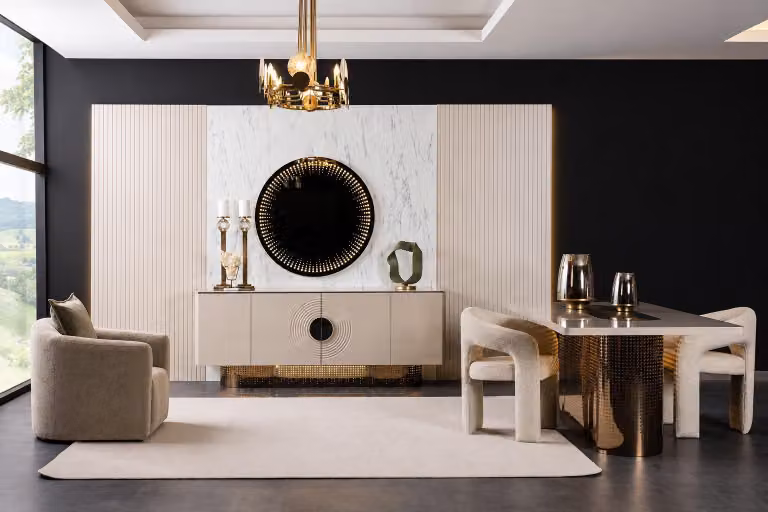 Set elegante per sala da pranzo: tavolo da pranzo beige, 2 poltrone imbottite, credenza