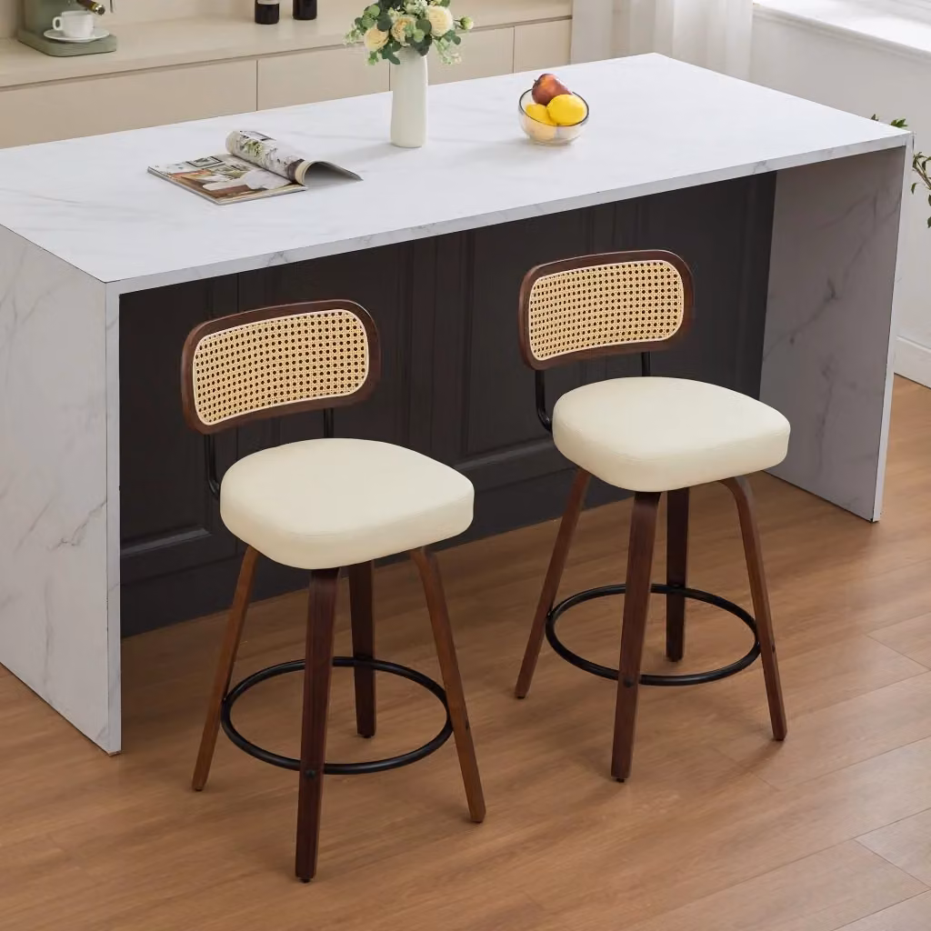 Set di 2 taburetti da bar girevoli OKWISH con schienale in rattan, seduta imbottita in ecopelle beige e struttura in legno – 2