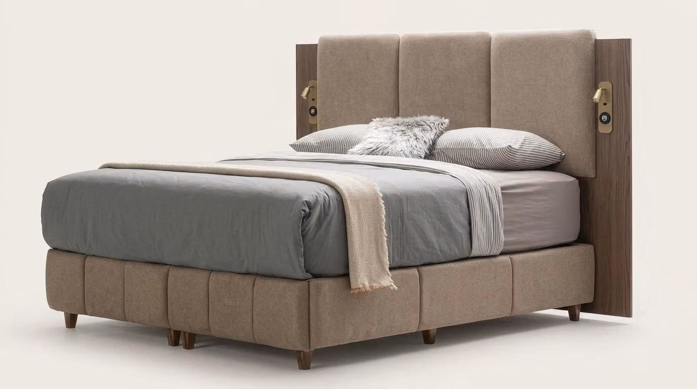 Letto con testiera. Comodo, elegante, spazioso, con illuminazione soffusa. Colore: marrone