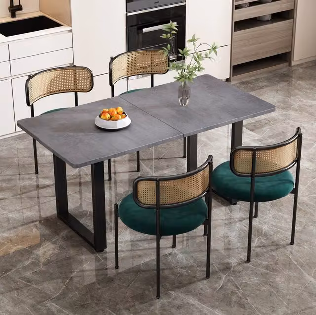 Set da pranzo con tavolo rettangolare e sedie in velluto grigio e nero