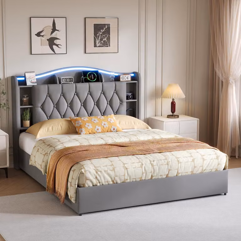 Letto imbottito 140x190 cm con spazio contenitore a sollevamento idraulico, sistema RGB, testiera con vani portaoggetti, 2 prese USB e superficie di ricarica wireless da 15W, rivestito in velluto grigio, senza materasso