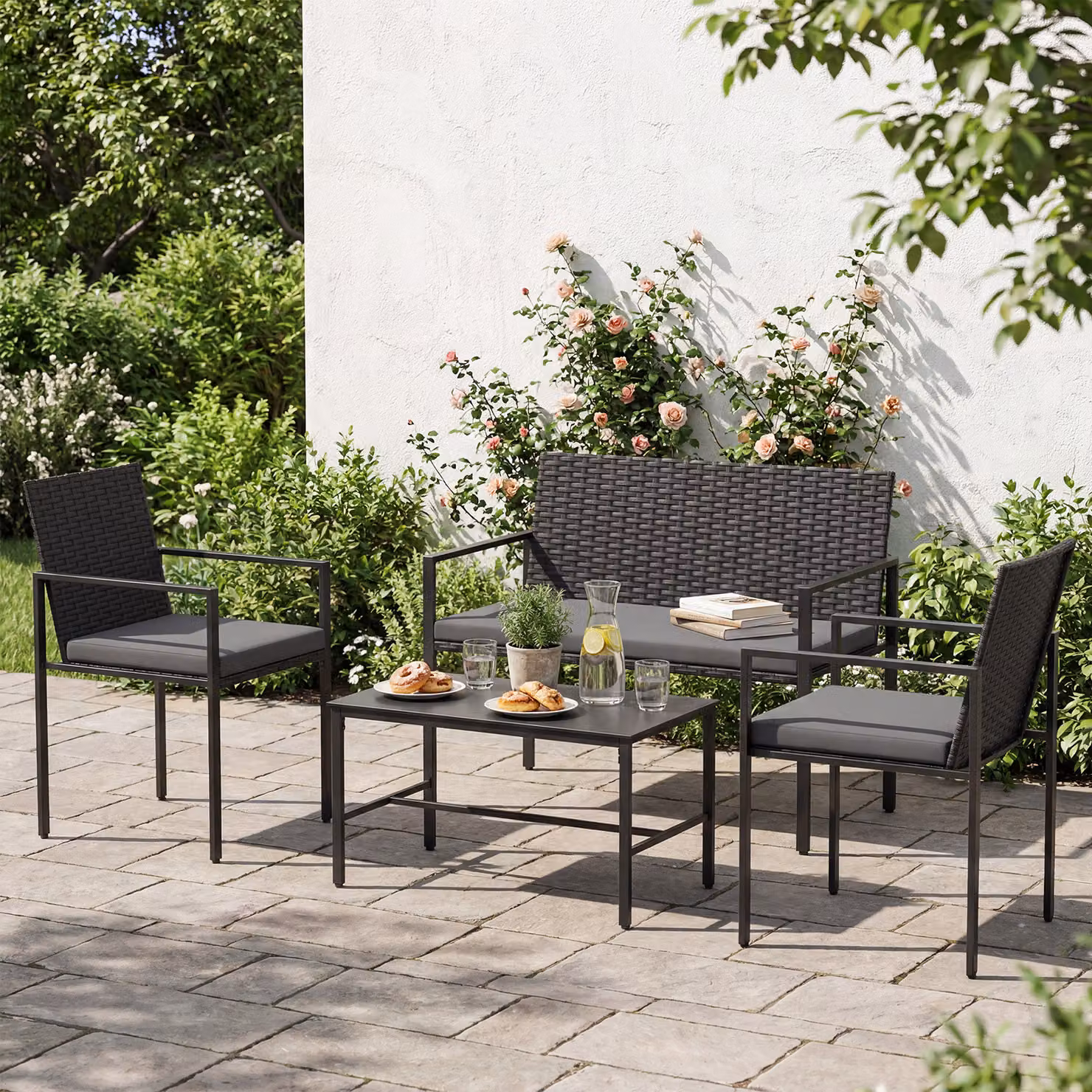 Set da salotto da giardino Costway in rattan grigio con tavolino in vetro temperato e poltrone imbottite per esterno