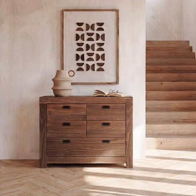Cassettiera Nador Banak in legno massello di araucaria colore naturale tostato