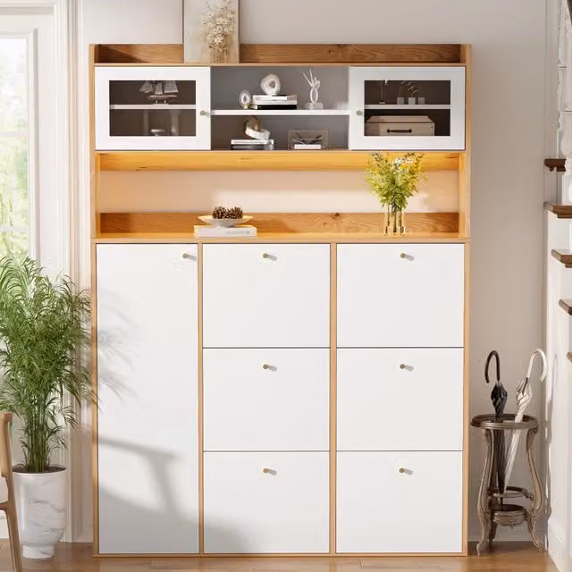 Scarpiera moderna con illuminazione LED e ante in vetro, 6 scomparti a ribalta in truciolare bianco e naturale, L: 130 cm, P: 25 cm, H: 180 cm