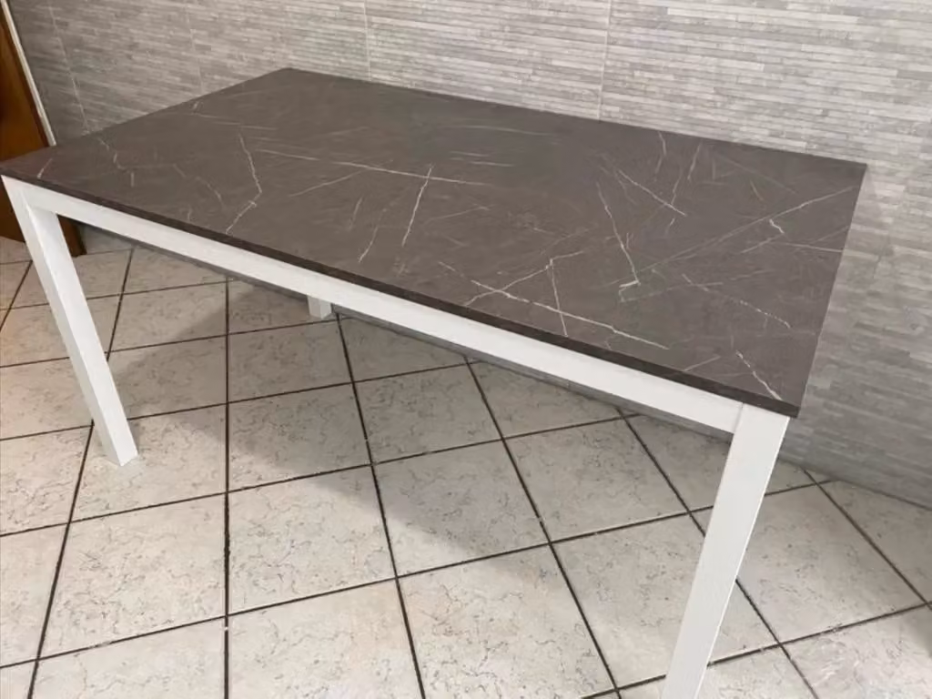 Tavolo allungabile moderno Mobili 2G con piano in nobilitato finitura marmo bianco e struttura in metallo L: 160 cm, P: 90 cm, H: 75 cm – 1