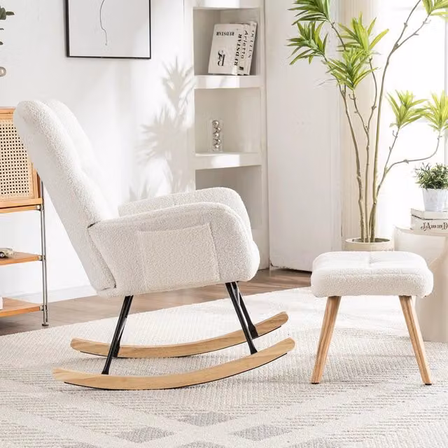 Sedia dondolo relax Minimal bianca con struttura in legno e pouf in tessuto boucle, L/P/H: 92 x 65 cm e pouf L/P/H: 49 x 38 x 38 cm