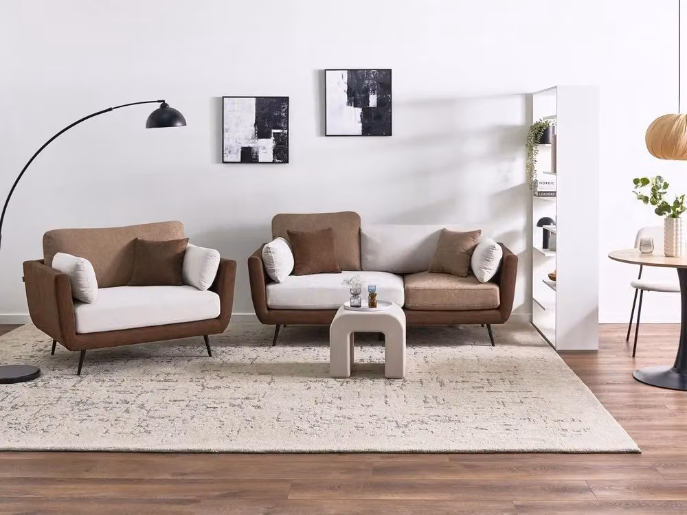 Set da salotto moderno BELIANI in tessuto marrone composto da divano a tre posti e poltrona con braccioli e cuscini coordinati in stile scandinavo – 2