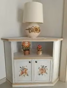 Mobile Porta tv ad angolo Shabby chic bianco anticato decorato melograno filo ocra