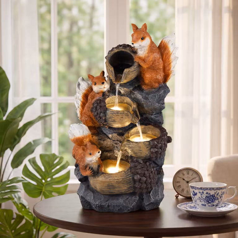 Fontana da tavolo Costway a cascata con scoiattolo e nocciola in resina, colori grigio e marrone con 4 luci LED per un flusso d'acqua rilassante