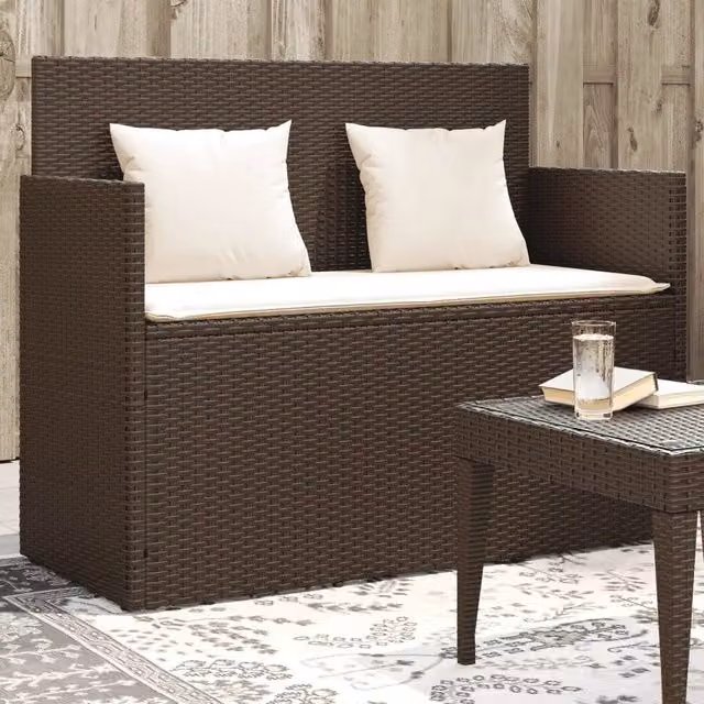 Panca da giardino moderna vidaXL in polyrattan marrone con cuscini bianchi e braccioli L: 120 cm, P: 90,5 cm, H: 50 cm