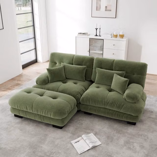 Divano angolare reversibile MIVRAY in velluto verde con ottoman e cuscini coordinati per il tuo soggiorno moderno