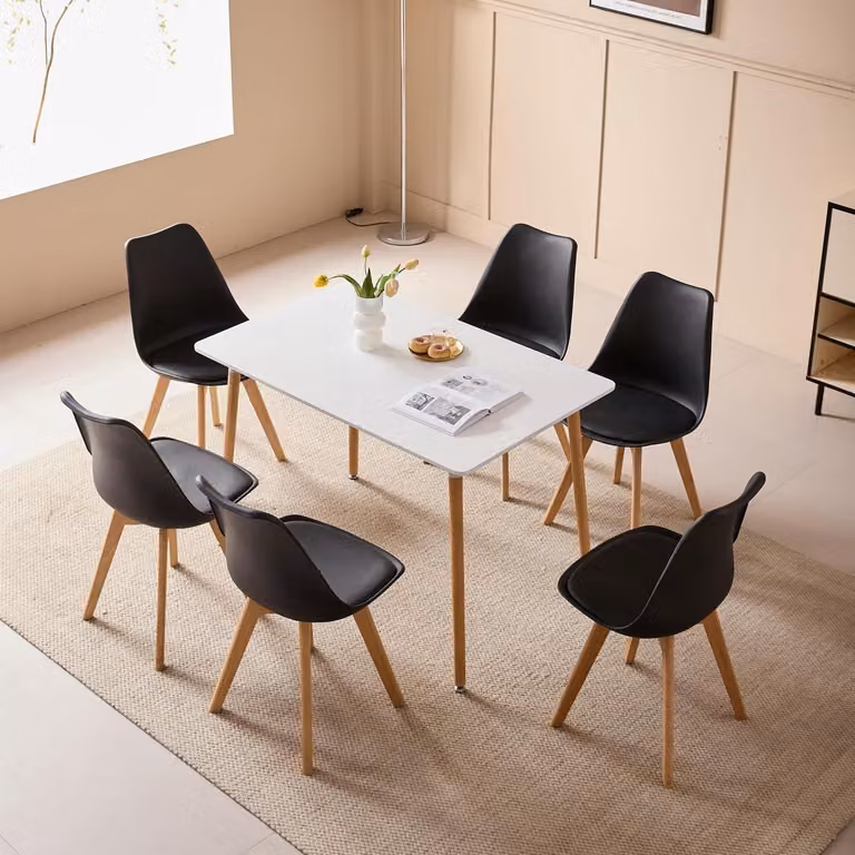 Set per sala da pranzo: 1 tavolo, 4 sedie. Tavolo rettangolare: 110x70x75 cm. Materiali: legno, MDF, verniciatura nera, PU, metallo, legno di faggio
