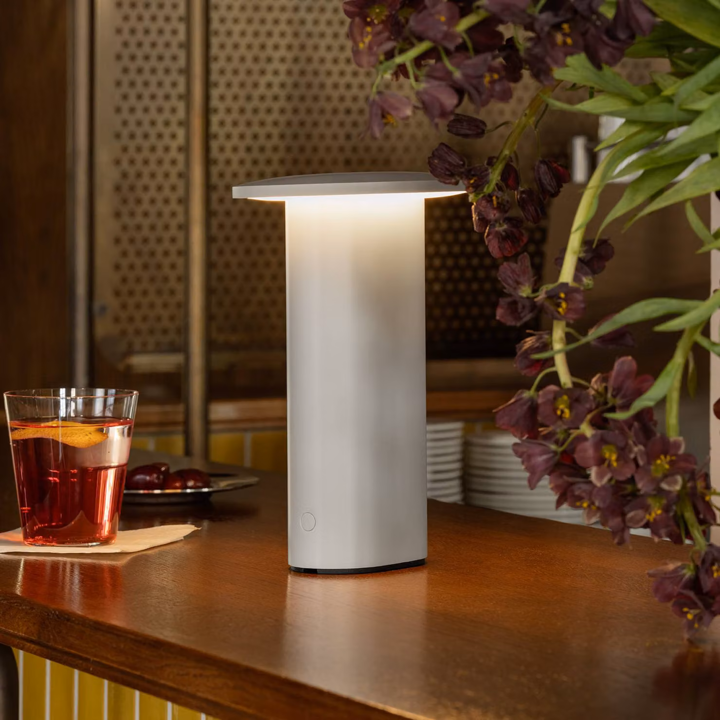 FRITZ HANSEN Lampada da tavolo a LED Solae, dimmerabile, Alluminio / Grigio / Zincato, Soggiorno / Sala da pranzo, Alluminio, Moderno, Lampada da tavolo LED