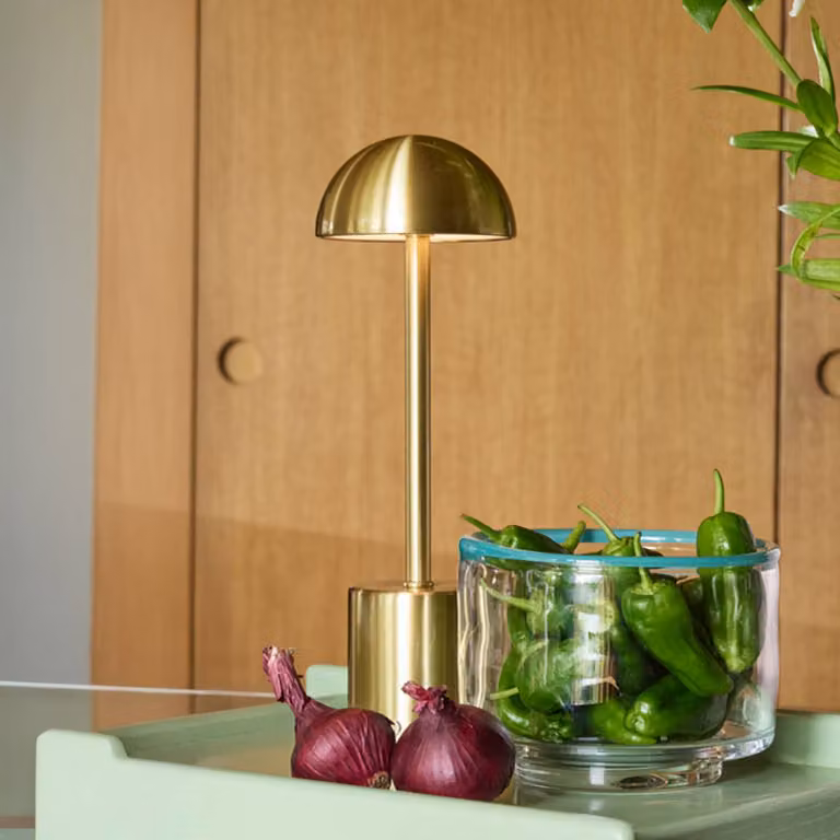 Hübsch Lampada LED da tavolo Taten, color ottone, altezza 30 cm, metallo dimmerabile, Ottone / Oro, Metallo, Moderno