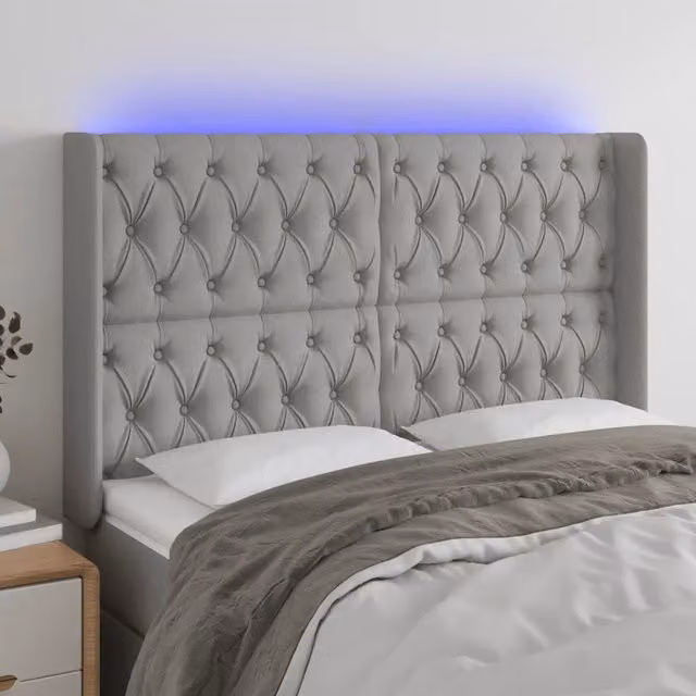 Testiera con LED Design Mania in tessuto grigio chiaro con porta USB e luce di lettura L: 147 cm, P: 16 cm, H: 118/128 cm – 1