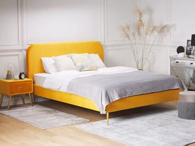 Letto Beliani in velluto giallo con gambe dorate e design minimalista L/P/H: 215 x 160 x 109 cm – 1