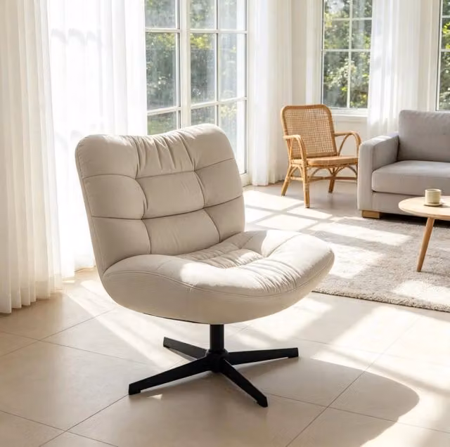 Poltrona lounge girevole in tessuto chenille crema con imbottitura in schiuma, ampia seduta e schienale ergonomico