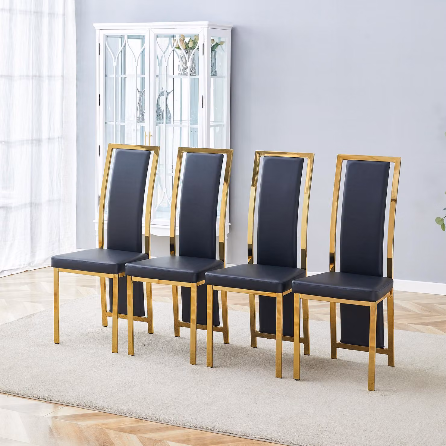 Sedia da pranzo STILVORA con schienale ergonomico e imbottitura da 6 cm, struttura in metallo con telaio placcato oro e piedini antiscivolo, rivestimento in Finto cuoio con bordi dorati, set da 4 pezzi, nero