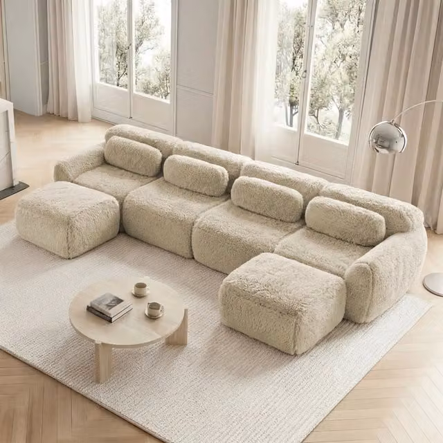 Ampio divano modulare a U con pouf collegabile base antiscivolo e cuscini in peluche kaki chiaro 378 × 179 × 73 cm