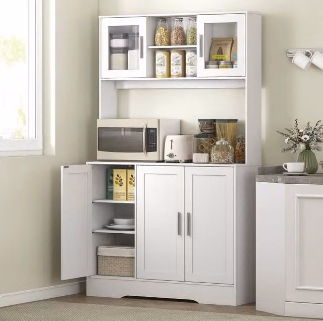 Credenza da cucina bianca in MDF e truciolato con 4 armadietti, ripiani regolabili e ante in vetro temperato, design scandinavo, 108x35x180 cm