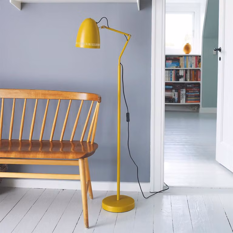 Lampada da terra, color giallo senape.