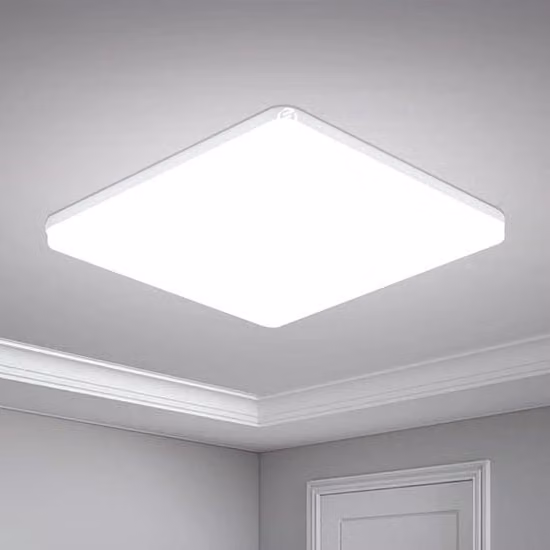 Plafoniera LED moderna per bagno di colore bianco in plastica con luce bianca fredda