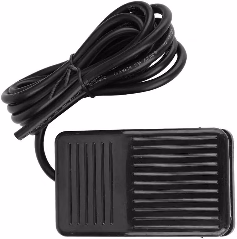Interruttore a pedale impermeabile, grado di protezione IP67, 250VAC 10A, antiscivolo, contatto momentaneo, nero, per il controllo