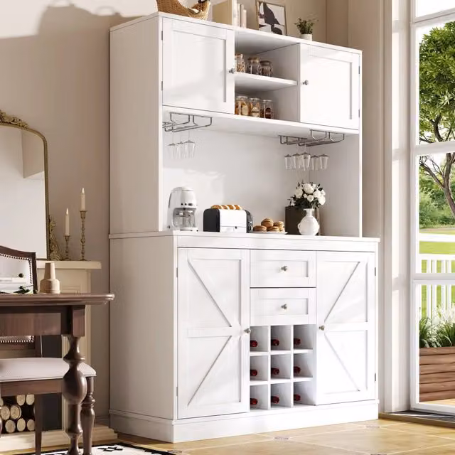 Mobile da cucina bianco con 4 ante e 2 cassetti, ripiani regolabili e portabottiglie. Credenza alta per cucina e soggiorno.