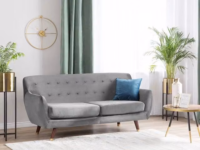 Divano a 3 posti BELIANI in velluto grigio con schienale capitonné e gambe in legno di gomma per il tuo soggiorno L: 188 cm, P: 85 cm, H: 84 cm – 1