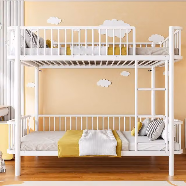 Letto a castello 90x200 cm in metallo bianco; salvaspazio con sponde di sicurezza e angoli arrotondati per cameretta