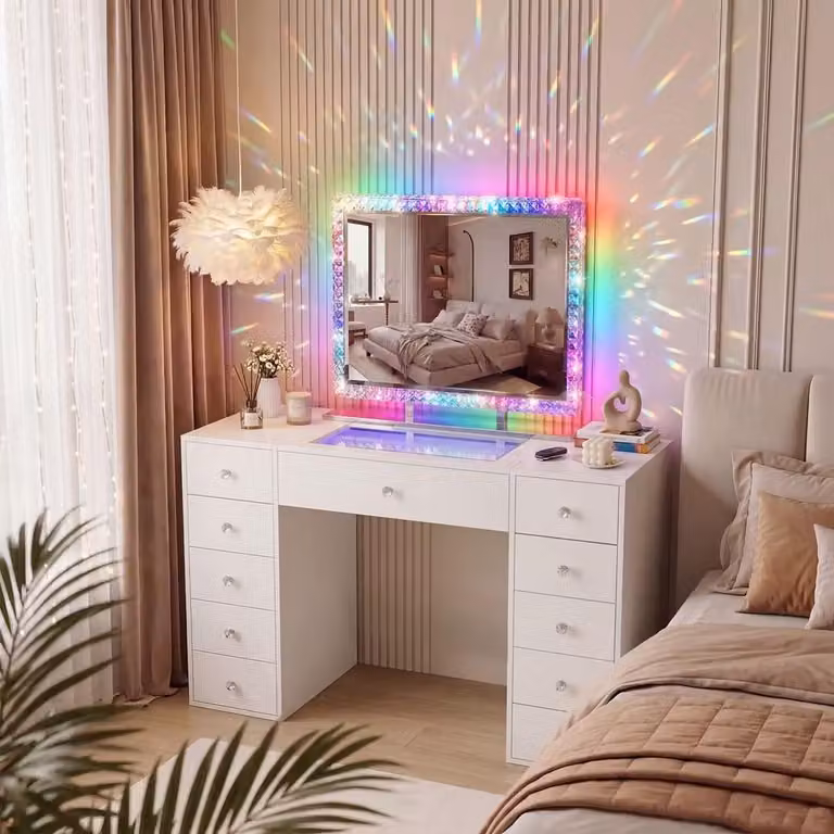 Vanitì: toletta con specchio a forma di diamante e illuminazione a LED nel piano, dal design elegante e moderno