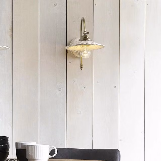 Applique da Parete MERLETTO MATT di Ceramiche Borso in Ceramica Bianca e Ottone Oro con Braccio Regolabile