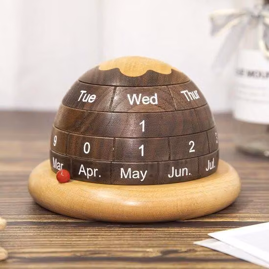 Calendario in legno - Calendario da ufficio - Ideale per decorare la casa e l'ufficio - Calendario rotondo e resistente - Decorazione creativa - Calendario dei pianeti - Legno - 12 mesi - Oggetto decorativo