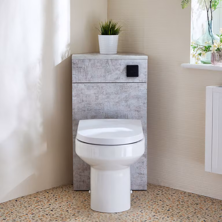 Unità WC Angolare in Grigio Cemento con Sanitario a Filo Muro Covelly e Pulsante di Scarico Nero - Cluo