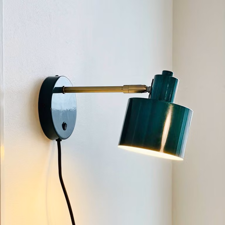 Dyberg Larsen Applique Ocean, verde scuro, sporgenza 30 cm Ocean, Verde, Soggiorno / Sala da pranzo, Metallo, Design
