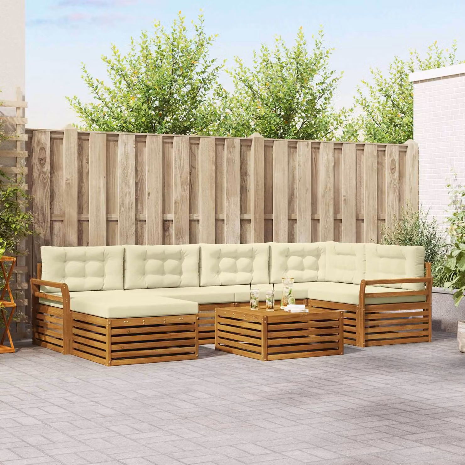 vidaXL Set di divani da esterno 7 pz in legno di acacia con cuscini, design moderno a L, colori beige, bianco e marrone