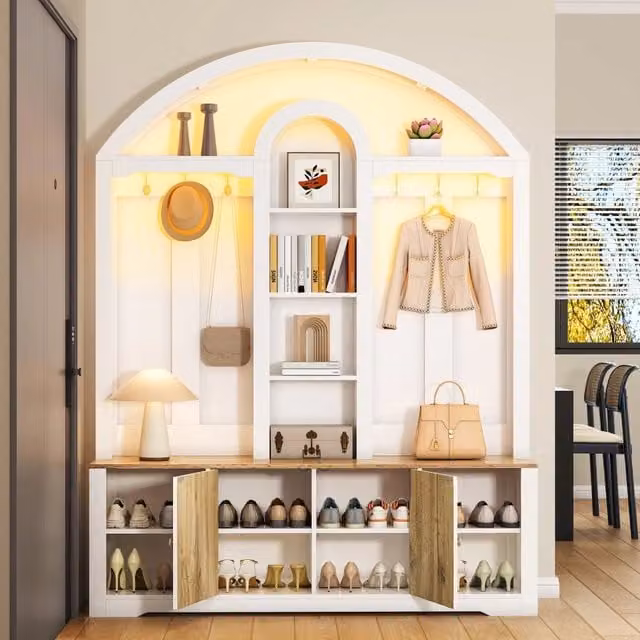 Armadio guardaroba da ingresso con ganci e 3 ripiani, ante e vani per scarpe in MDF bianco e legno 150 × 40 × 195 cm