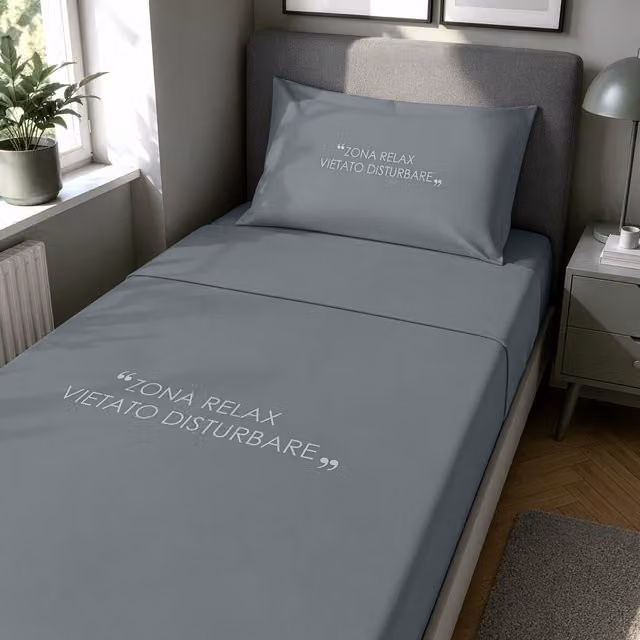 Completo letto singolo Kasanova in cotone con stampa grafica Quotes, colore antracite, 90x190 cm