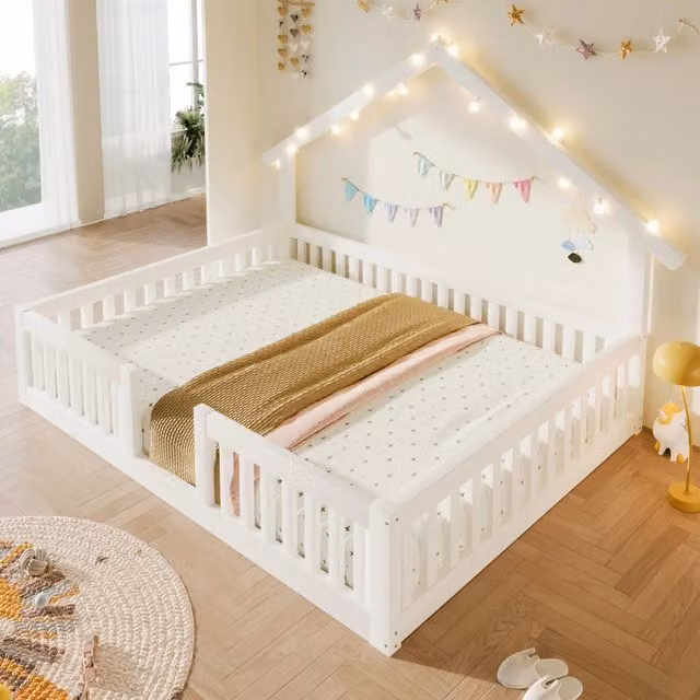 Letto a casetta 140 × 200 cm a pavimento con barriera anticaduta e luci LED in legno bianco