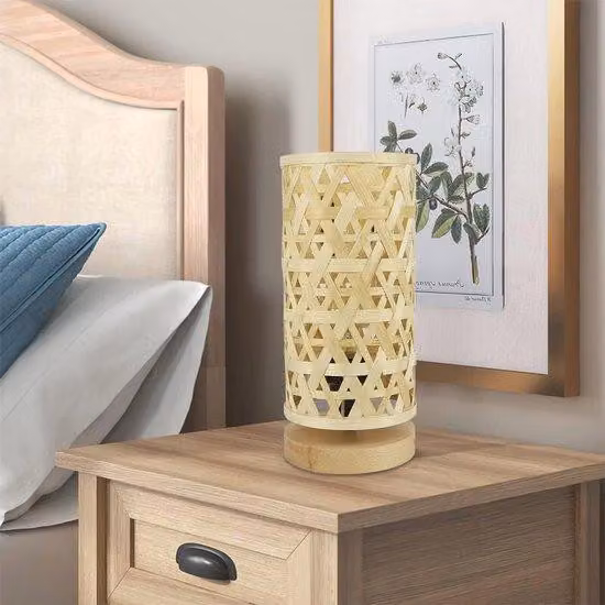 Lampada da tavolo in bambù con luce calda e struttura in legno massello