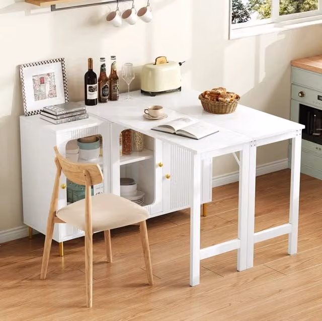 Buffet moderno bianco con tavolo estensibile e ribaltabile, ante scorrevoli in vetro temperato, struttura con gambe metalliche dorate e motivo a onde