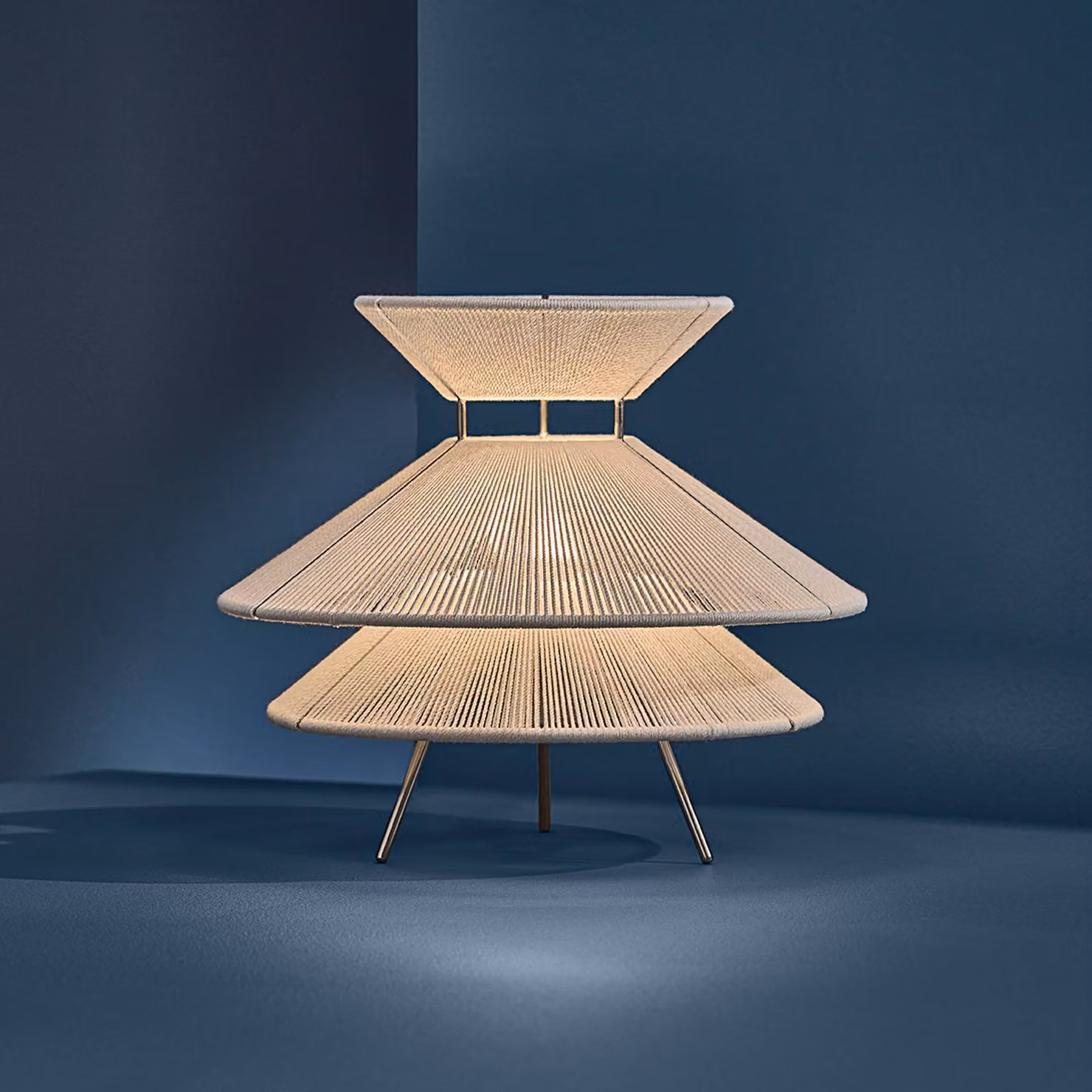 FRANDSEN Lampada da tavolo di design Kiku, dimmerabile, Bianco / Opale, Soggiorno / Sala da pranzo, Metallo, Design, Lampada da tavolo