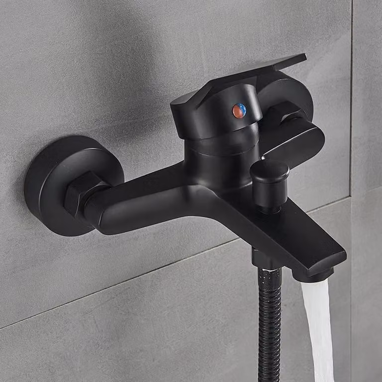 Miscelatore per vasca da bagno, montaggio a parete, con una sola leva per regolazione acqua calda/fredda, cartuccia in Vetroceramica, doccetta manuale, finitura nera opaca