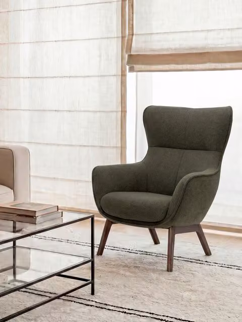 Poltrona Oria Kenay Home imbottita verde con braccioli e design moderno per soggiorno o camera da letto