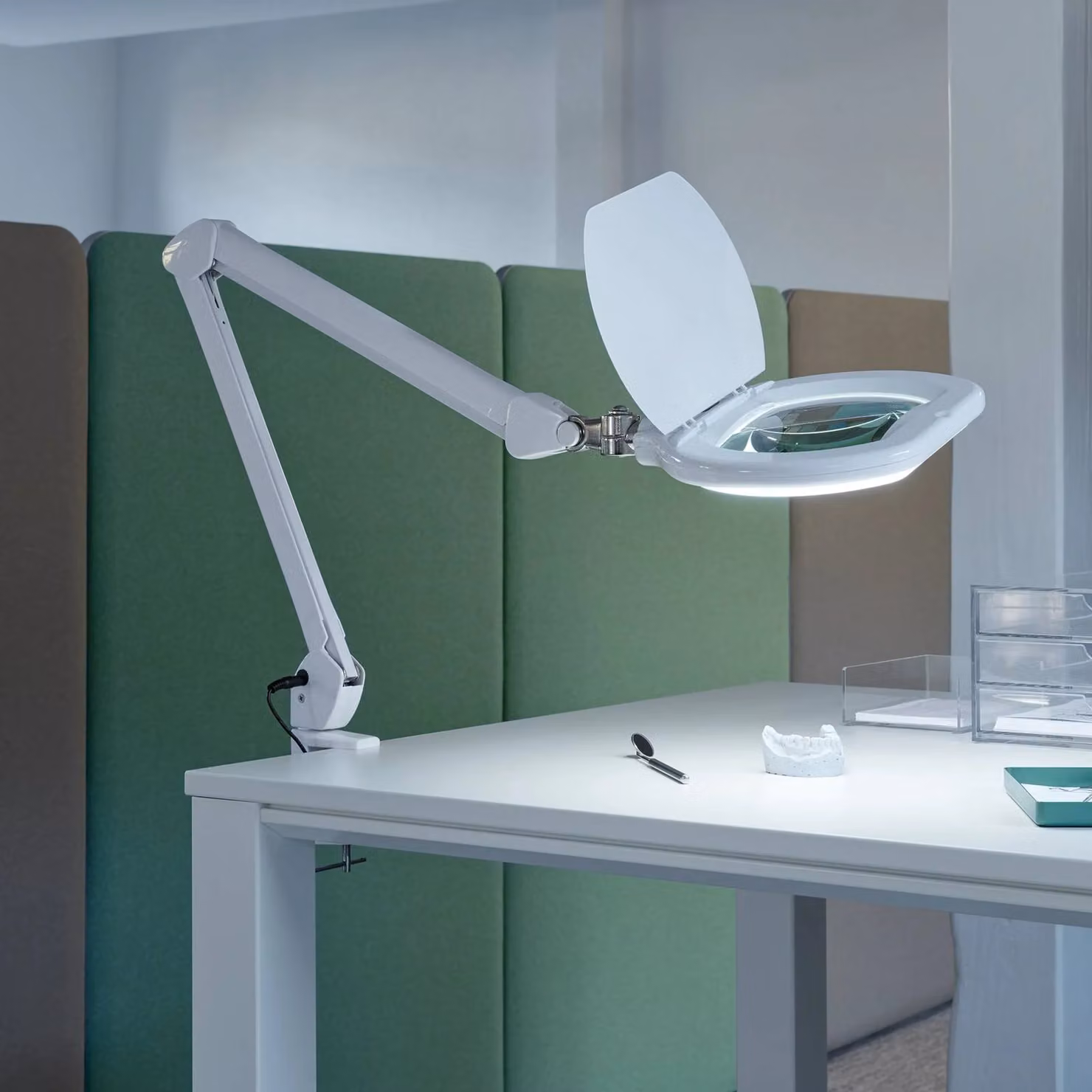 Maul Lampada con lente d'ingrandimento a LED MAULcrystal, bianca, morsetto, dimmerabile, Bianco / Opale, Studio / Ufficio, Metallo, Moderno, Lampada con morsetto