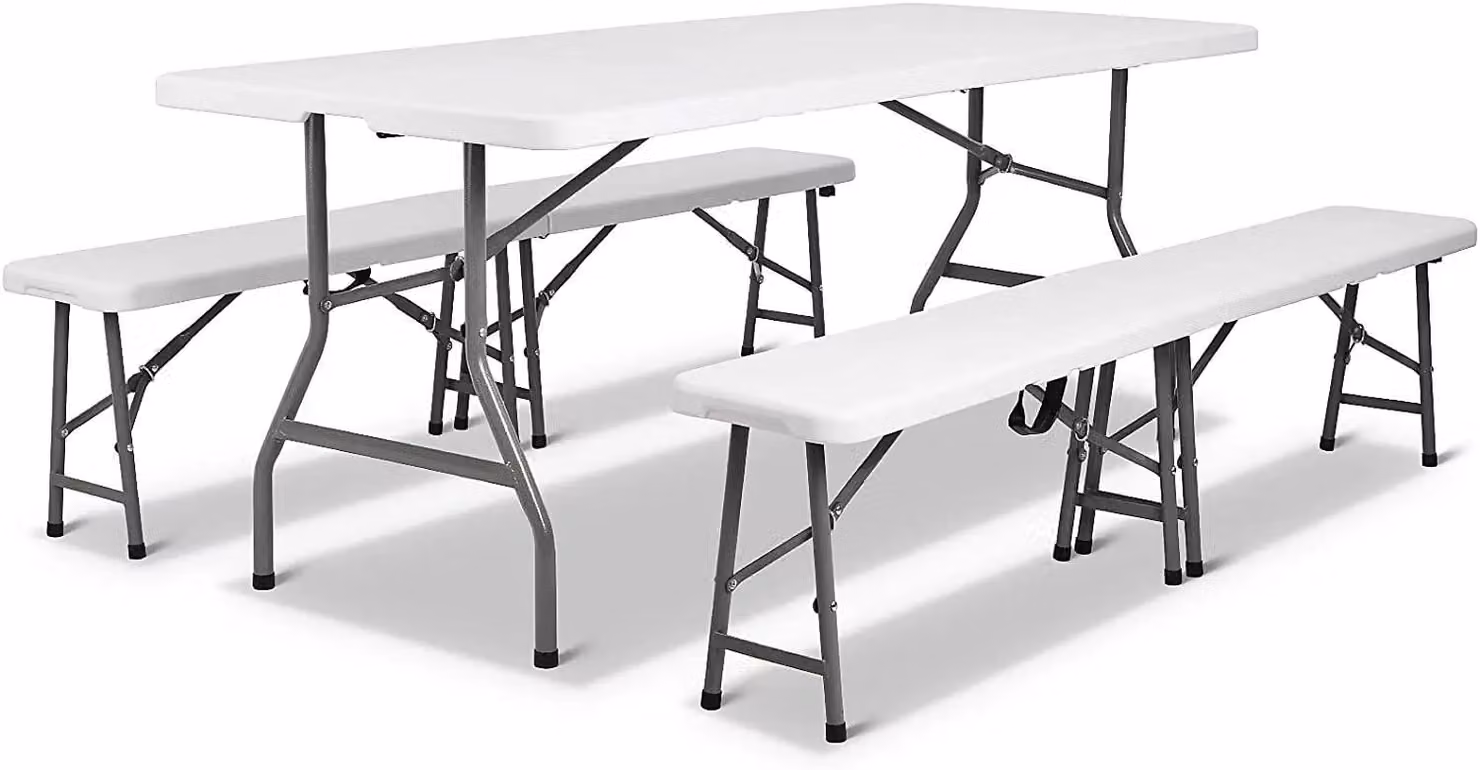 Set da giardino per sedersi, composto da un tavolo pieghevole e due panche, ideale per il campeggio. Dimensioni: 180,5 x 75,5 x 73 cm. Piano in plastica impermeabile, struttura in metallo. Colore: bianco